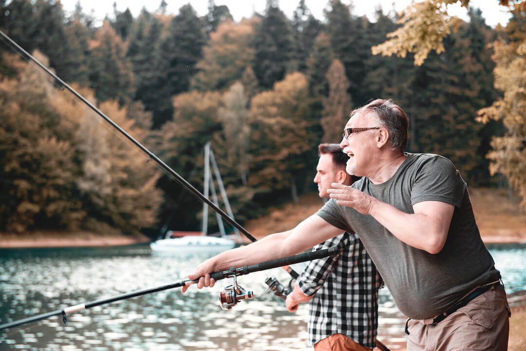 Deux hommes pratiquant la pêche en camping sauvage